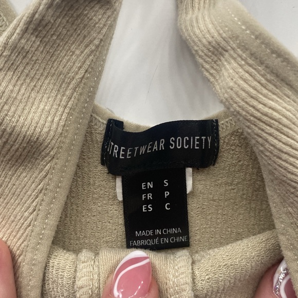 Barley worn nice beige crop top with buttons, Size small - Picture 2 of 3